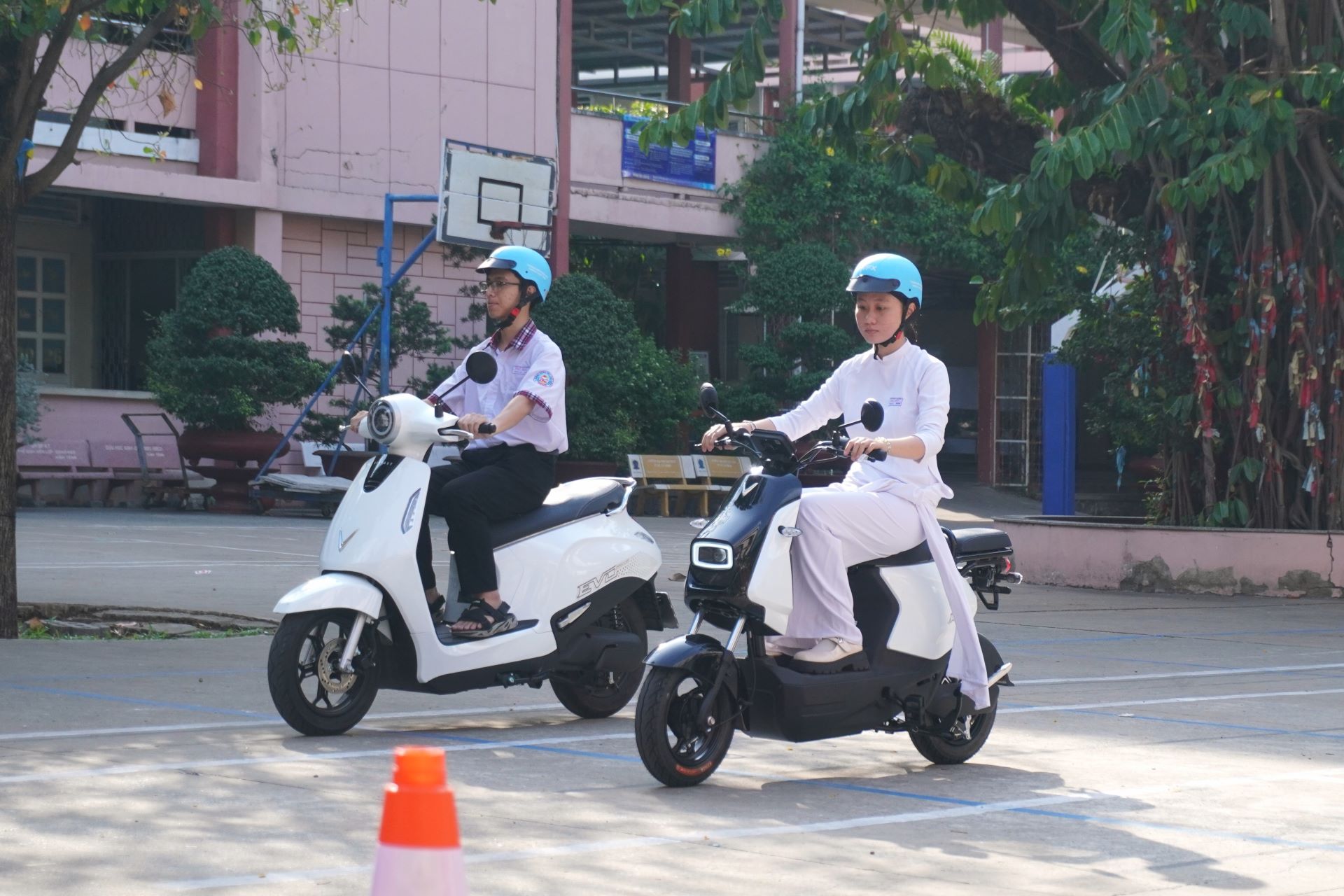 Học sinh TP.HCM th&iacute;ch th&uacute; trải nghiệm xe m&aacute;y điện VinFast, mẫu xe mới Amio g&acirc;y &ldquo;sốt&rdquo; - Ảnh 2.
