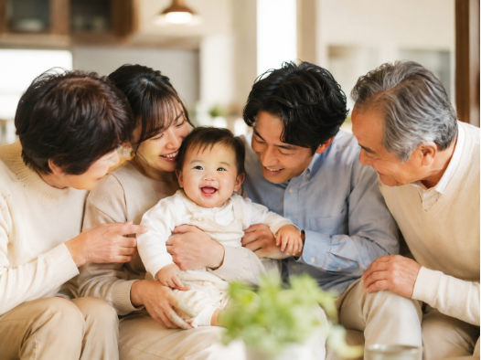Khi em b&eacute; l&agrave; "trung t&acirc;m cảm x&uacute;c" của gia đ&igrave;nh trong những ng&agrave;y h&egrave; n&oacute;ng nực - Ảnh 1.