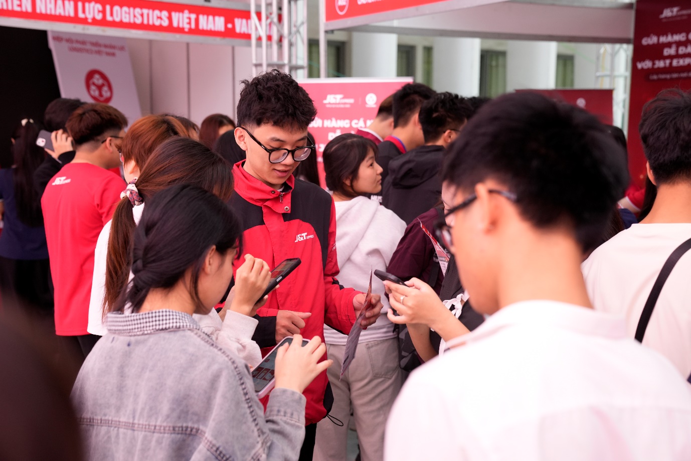 J&T Express thu h&uacute;t lao động trẻ v&agrave; th&uacute;c đẩy trải nghiệm số tại LOGFAIR 2026 - Ảnh 2.