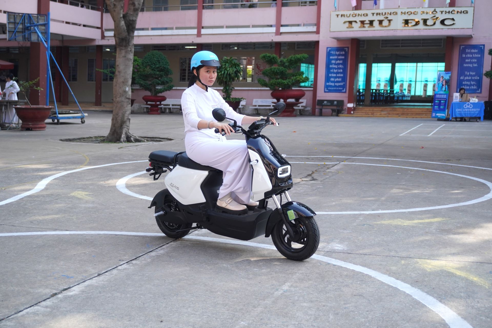 Học sinh TP.HCM th&iacute;ch th&uacute; trải nghiệm xe m&aacute;y điện VinFast, mẫu xe mới Amio g&acirc;y &ldquo;sốt&rdquo; - Ảnh 3.