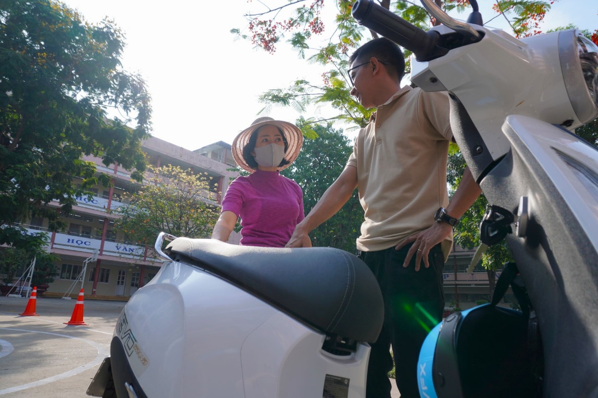 Học sinh TP.HCM th&iacute;ch th&uacute; trải nghiệm xe m&aacute;y điện VinFast, mẫu xe mới Amio g&acirc;y &ldquo;sốt&rdquo; - Ảnh 4.