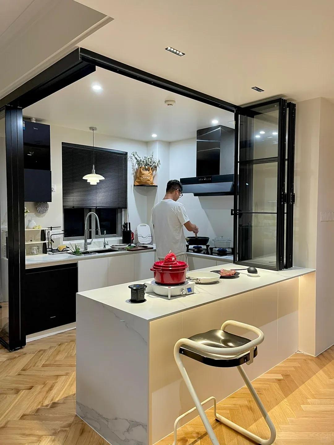 Bất chấp cả nh&agrave; phản đối, vợ chồng trẻ vẫn &ldquo;đục tường&rdquo; nh&agrave; bếp: Sau khi ho&agrave;n thiện, ai đến chơi cũng xin chụp lại thiết kế - Ảnh 4.