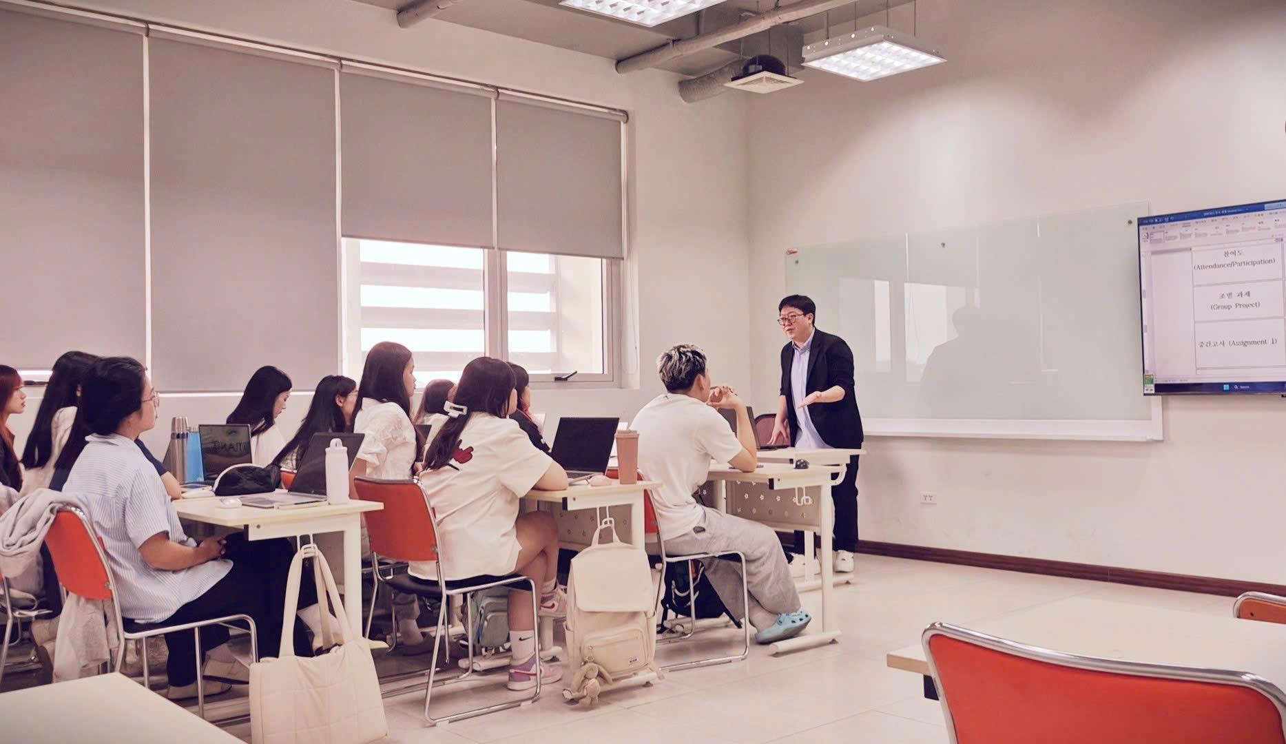 Thạc sĩ Choi Wonseok giảng dạy H&aacute;n tự v&agrave; Kinh tế H&agrave;n Quốc tại FPT University trong học kỳ mới- Ảnh 1.