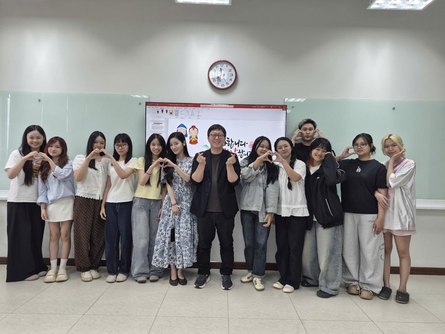 Thạc sĩ Choi Wonseok giảng dạy H&aacute;n tự v&agrave; Kinh tế H&agrave;n Quốc tại FPT University trong học kỳ mới- Ảnh 2.