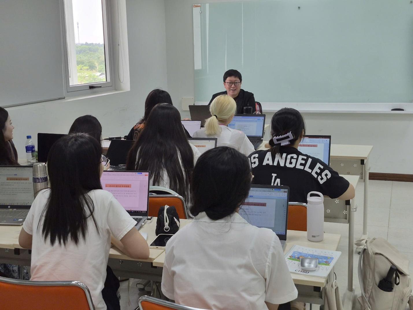Thạc sĩ Choi Wonseok giảng dạy H&aacute;n tự v&agrave; Kinh tế H&agrave;n Quốc tại FPT University trong học kỳ mới- Ảnh 4.