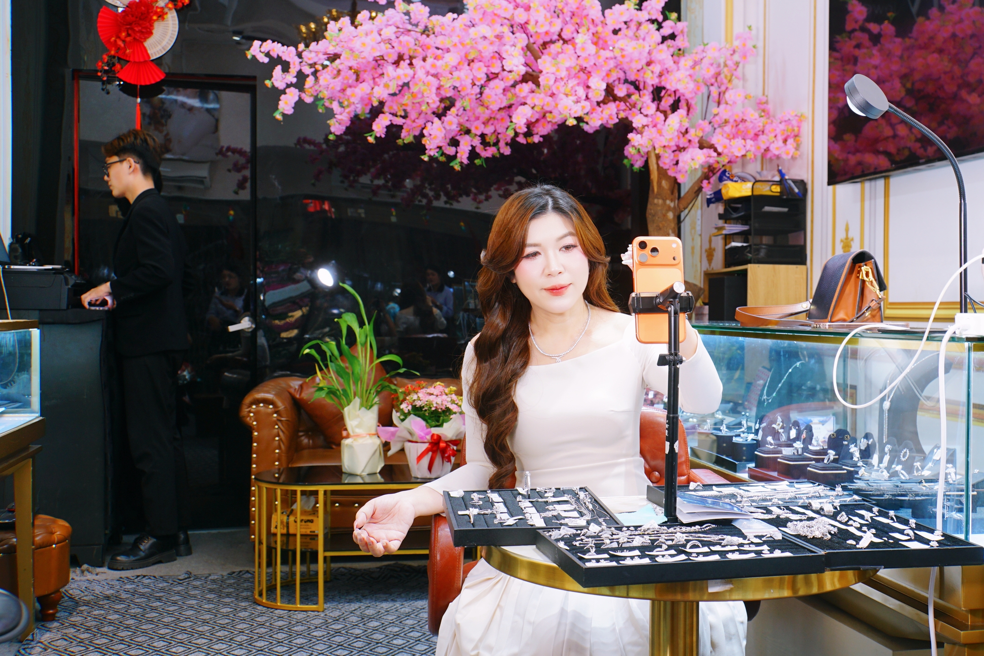 CEO trực tiếp b&aacute;n h&agrave;ng tr&ecirc;n livestream, bảo chứng uy t&iacute;n từ người l&atilde;nh đạo - Ảnh 2.