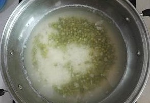 5 m&oacute;n ch&aacute;o vừa ngon miệng, m&aacute;t lạnh lại tốt cho dạ d&agrave;y, bổ kh&iacute; huyết bạn n&ecirc;n nấu cho gia đ&igrave;nh ăn trong m&ugrave;a h&egrave;- Ảnh 4.