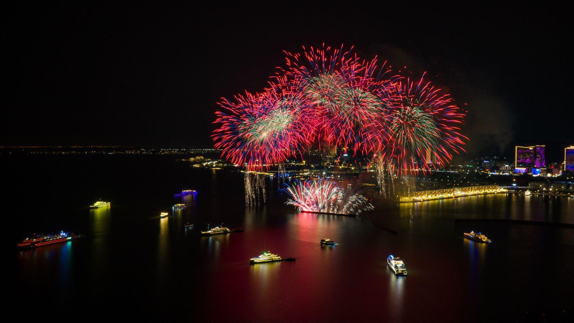 3D Mapping &ldquo;Long V&acirc;n Kh&aacute;nh Hội&rdquo; ra mắt tại VUI-Fest Ha Long, mở m&agrave;n đại tiệc giải tr&iacute; đ&ecirc;m b&ecirc;n vịnh di sản- Ảnh 3.