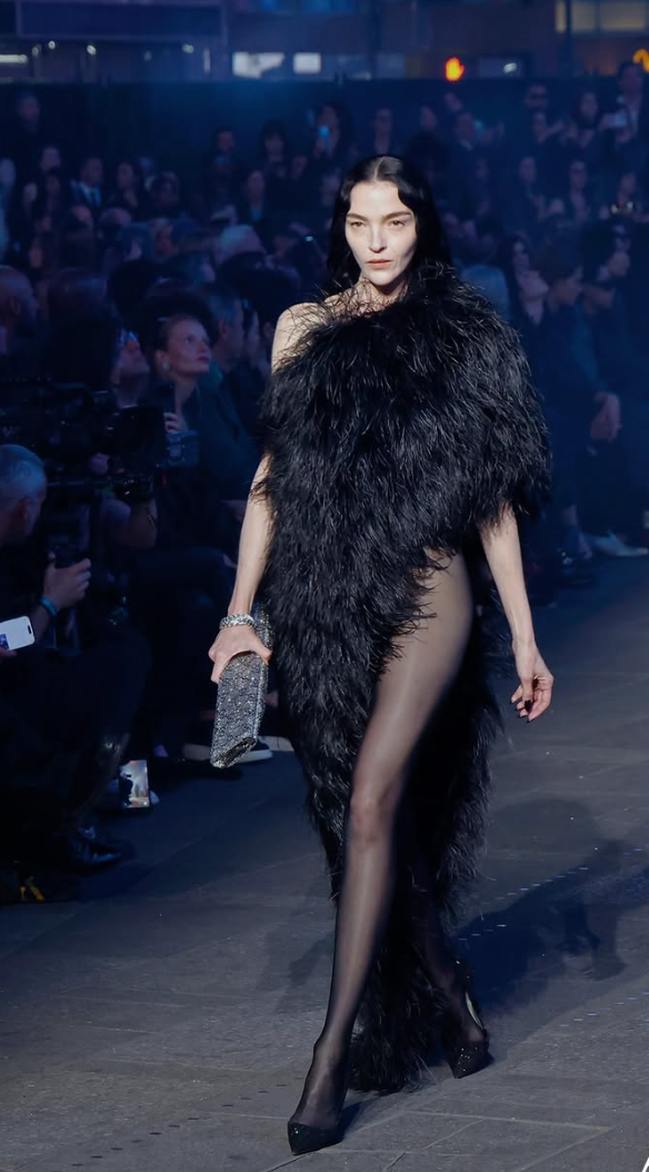 Gucci Cruise 2027: Demna đem tới show diễn kh&aacute; hay về h&igrave;nh thức, nhưng "ngh&egrave;o n&agrave;n" về nội dung?- Ảnh 16.