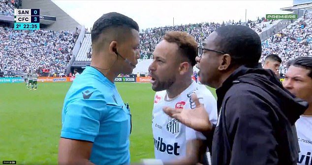 Clip Neymar nổi cơn thịnh nộ vì sai lầm khó tin của trọng tài - Ảnh 1.