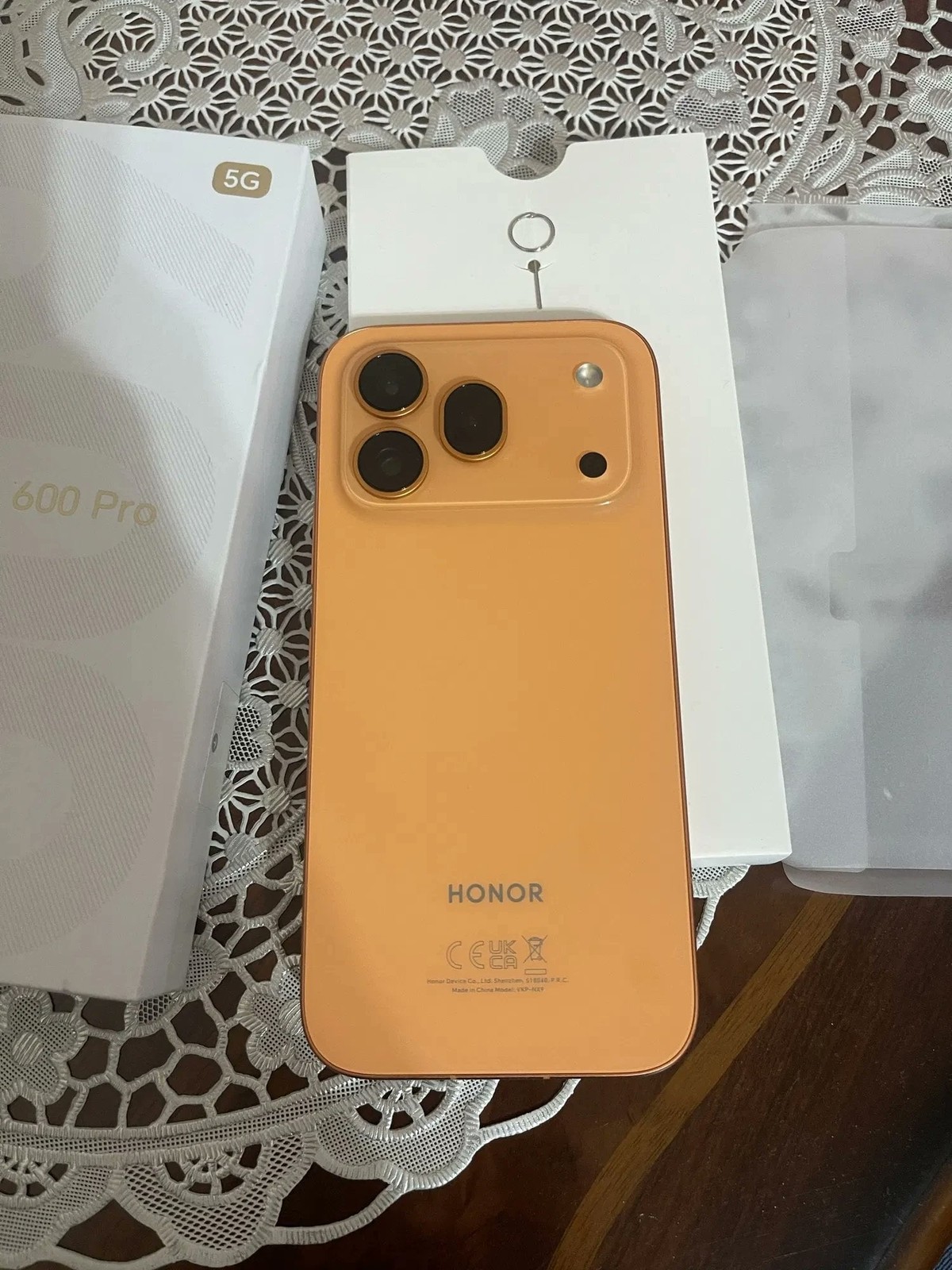 Honor 600 sắp ra mắt ở Trung Quốc k&egrave;m m&agrave;n h&igrave;nh phụ gắn nam ch&acirc;m - Ảnh 1.