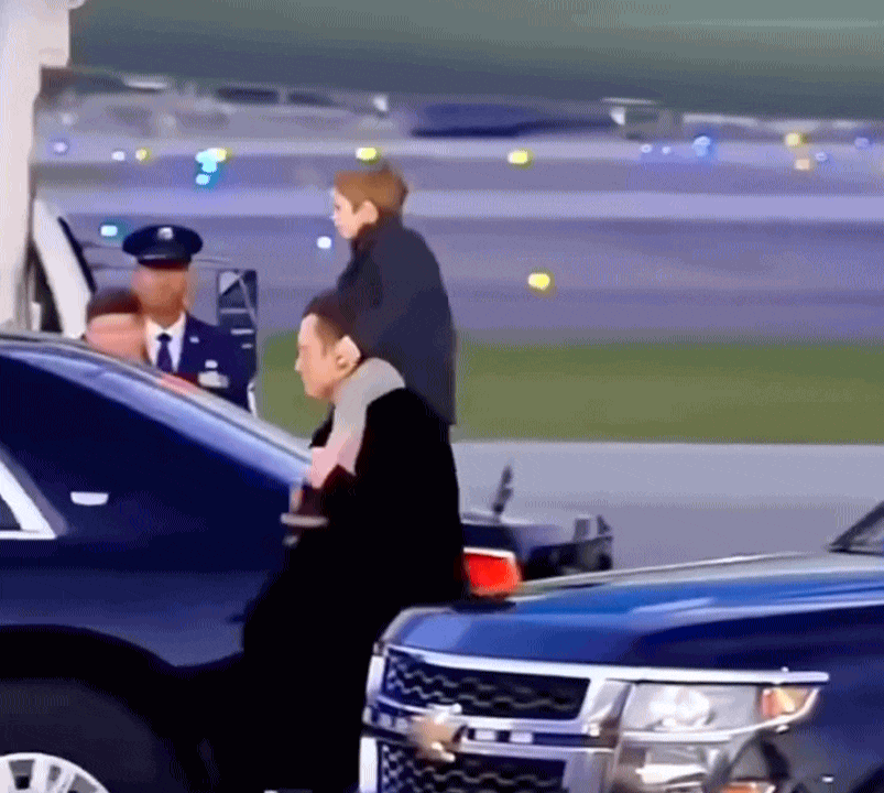 Khoảnh khắc đáng yêu của hai cha con Elon Musk: Điều giản dị mà người cha giàu nhất hành tinh luôn làm với cậu con trai út- Ảnh 6. Khoảnh khắc đáng yêu của hai cha con Elon Musk: Điều giản dị mà người cha giàu nhất hành tinh luôn làm với cậu con trai út- Ảnh 6.