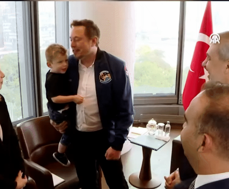 Khoảnh khắc đáng yêu của hai cha con Elon Musk: Điều giản dị mà người cha giàu nhất hành tinh luôn làm với cậu con trai út- Ảnh 5. Khoảnh khắc đáng yêu của hai cha con Elon Musk: Điều giản dị mà người cha giàu nhất hành tinh luôn làm với cậu con trai út- Ảnh 5.