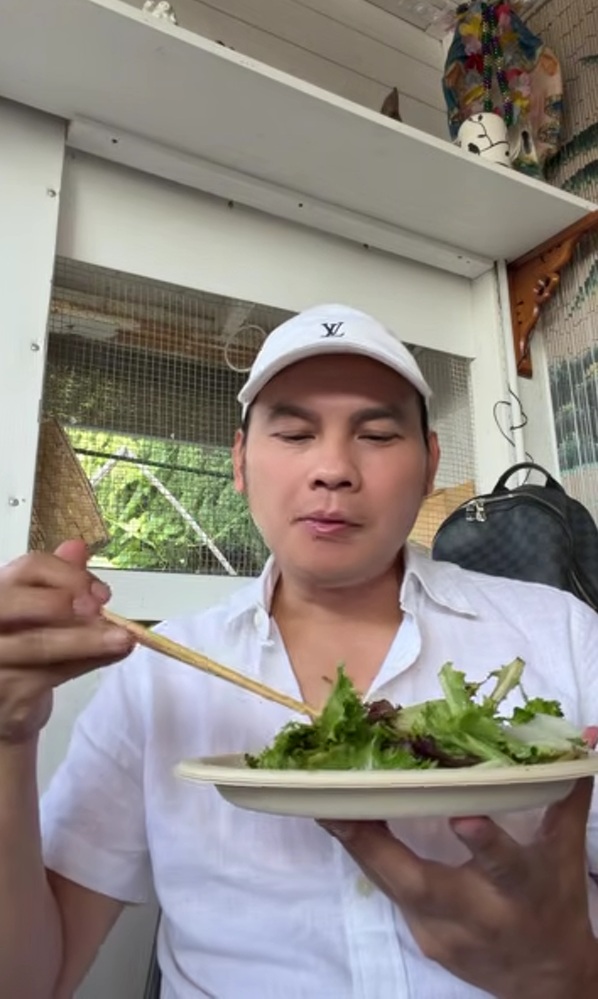 Danh ca Hương Lan cắt t&oacute;c lạ, nấu đồ Việt cho người Mỹ ăn - Ảnh 2.
