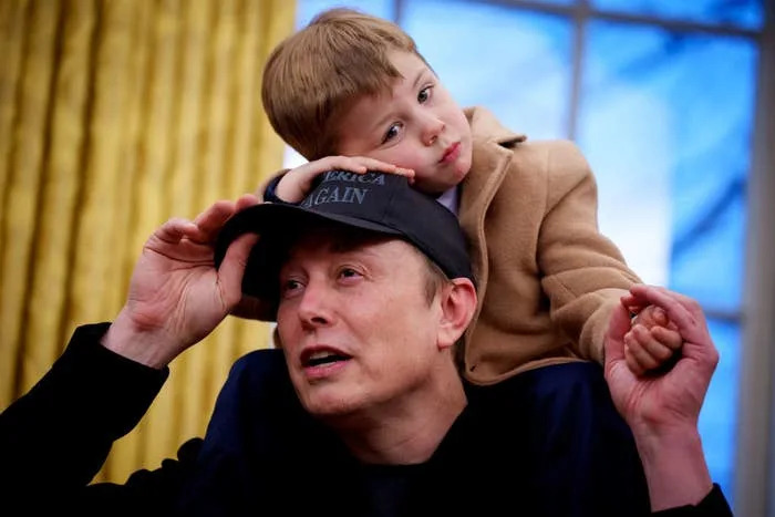 Khoảnh khắc đáng yêu của hai cha con Elon Musk: Điều giản dị mà người cha giàu nhất hành tinh luôn làm với cậu con trai út- Ảnh 16. Khoảnh khắc đáng yêu của hai cha con Elon Musk: Điều giản dị mà người cha giàu nhất hành tinh luôn làm với cậu con trai út- Ảnh 16.
