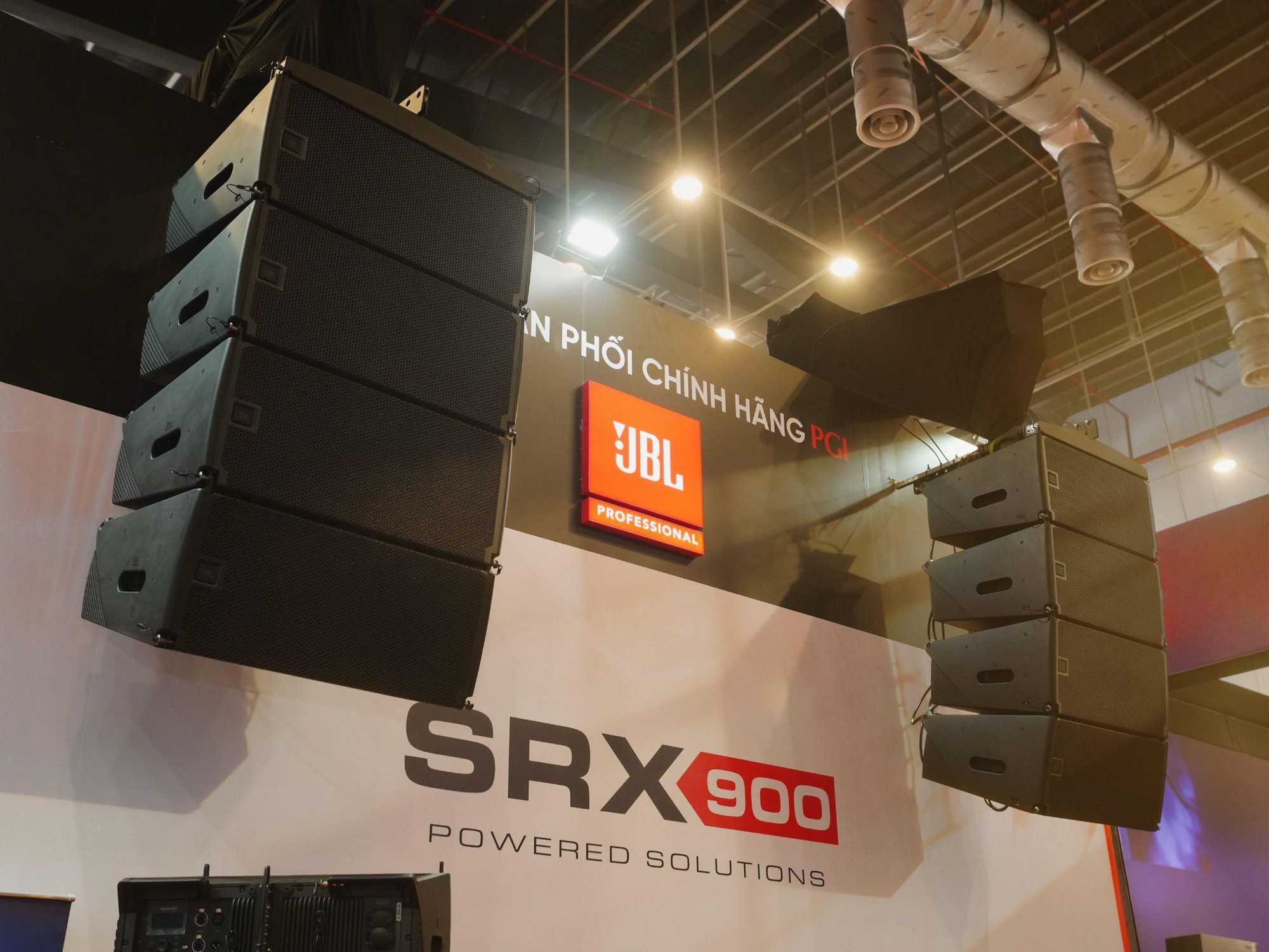 PGI tr&igrave;nh diễn giải ph&aacute;p AV chuy&ecirc;n nghiệp c&ugrave;ng JBL SRX900 tại PLASE Show- Ảnh 1.