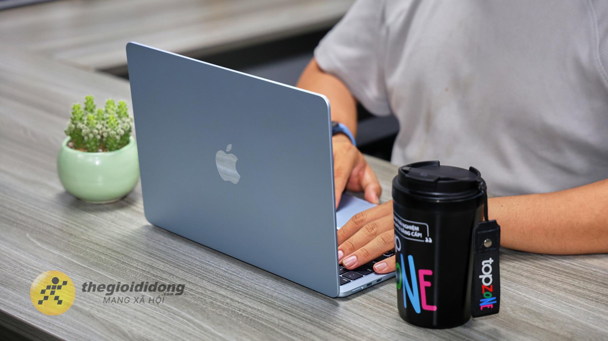 Đ&aacute;nh gi&aacute; MacBook Air M5: Vẫn l&agrave; chiếc m&aacute;y t&iacute;nh x&aacute;ch tay ph&ugrave; hợp cho số đ&ocirc;ng - Ảnh 1.