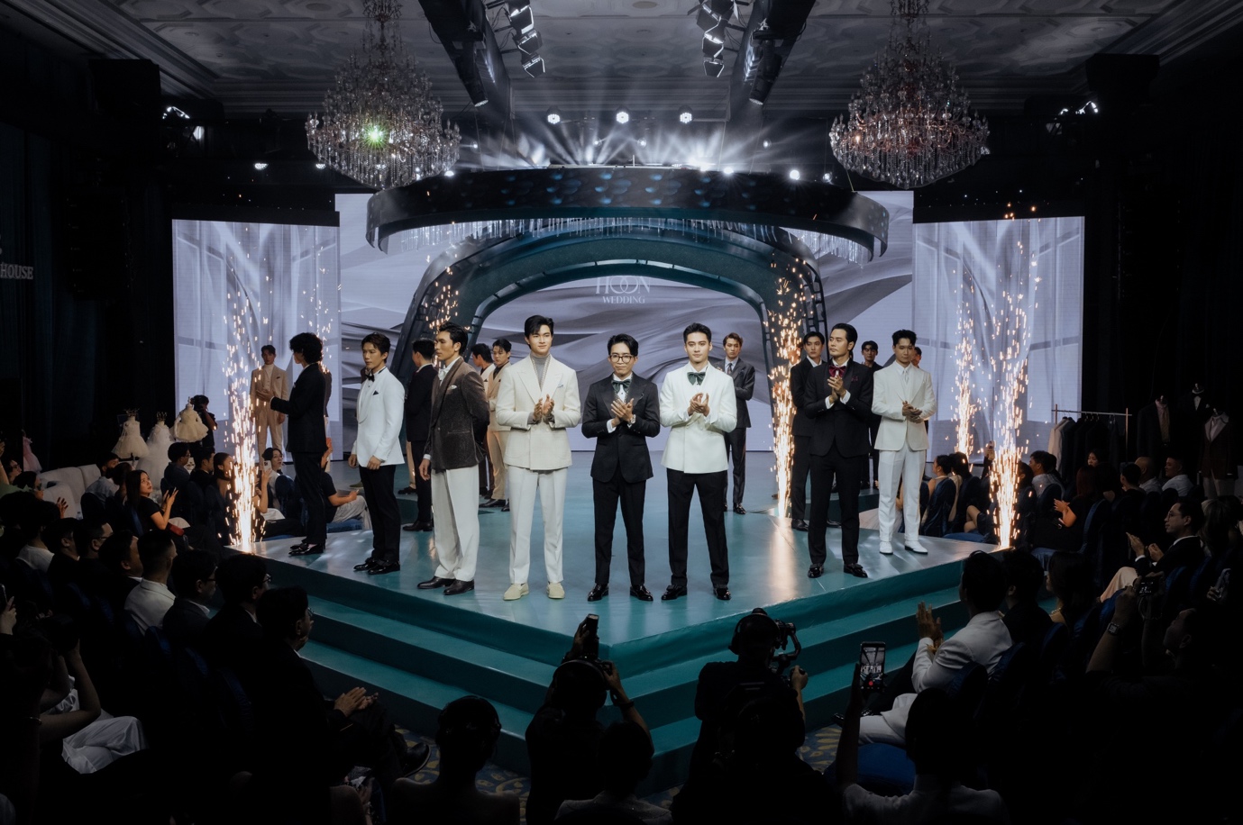 Nam Vương Tuấn Ngọc g&acirc;y ch&uacute; &yacute; với tuxedo may đo thủ c&ocirc;ng hơn 360 giờ chế t&aacute;c- Ảnh 1.