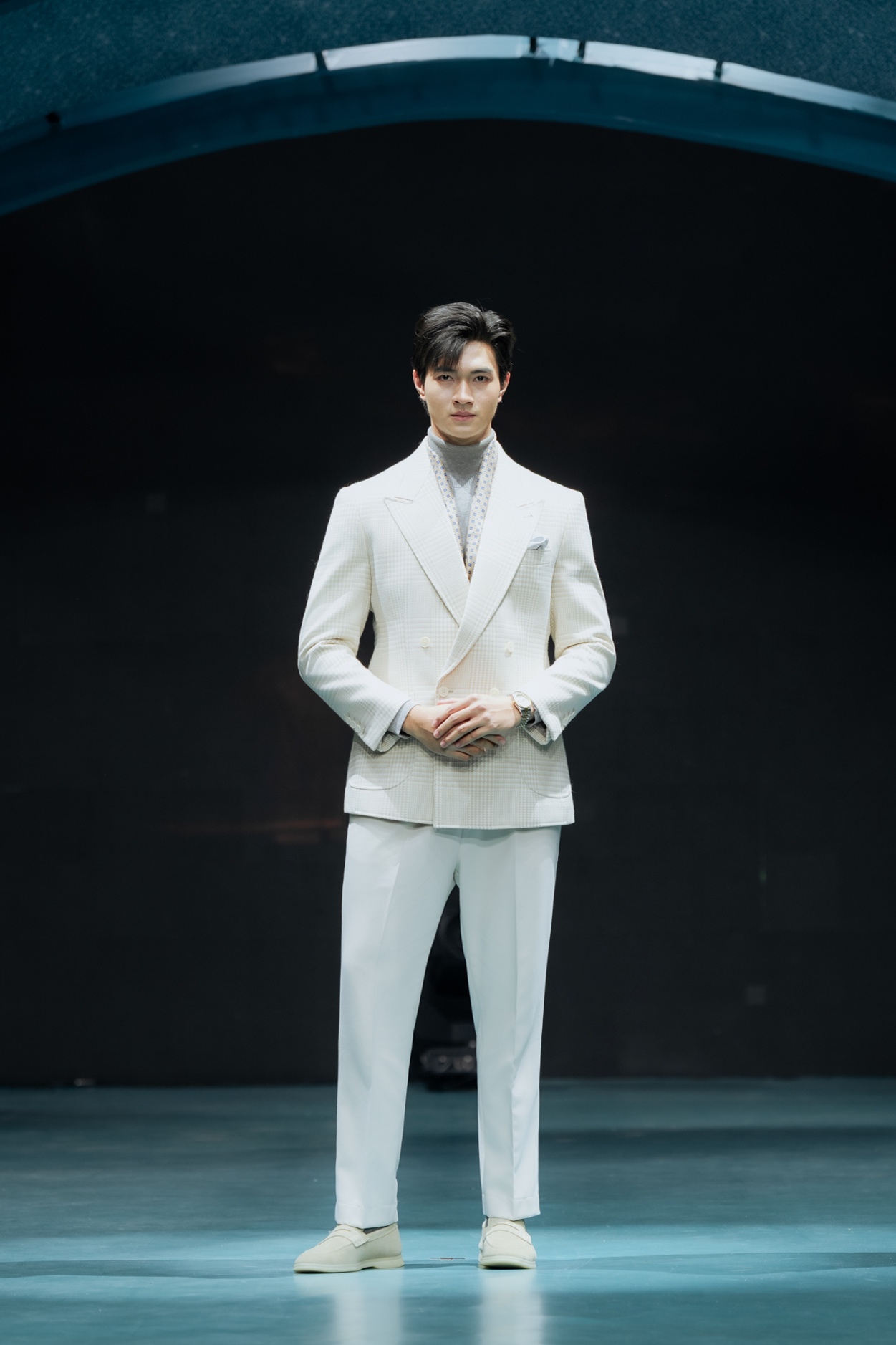 Nam Vương Tuấn Ngọc g&acirc;y ch&uacute; &yacute; với tuxedo may đo thủ c&ocirc;ng hơn 360 giờ chế t&aacute;c- Ảnh 2.