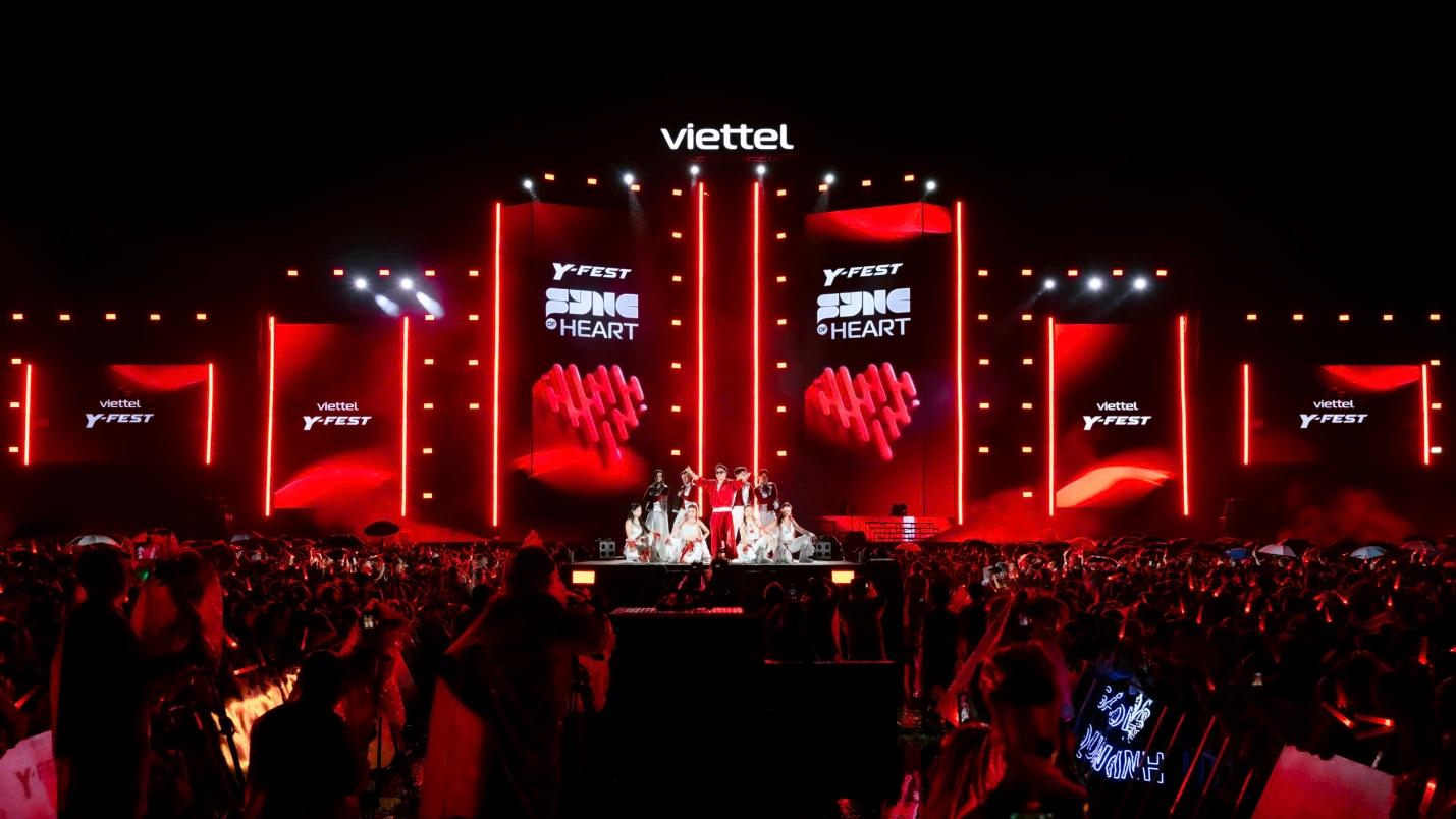 Viettel Y-Fest Quảng Ninh kh&eacute;p lại bằng đ&ecirc;m nhạc b&ugrave;ng nổ, h&agrave;ng chục ngh&igrave;n kh&aacute;n giả ở lại đến ph&uacute;t cuối- Ảnh 11.