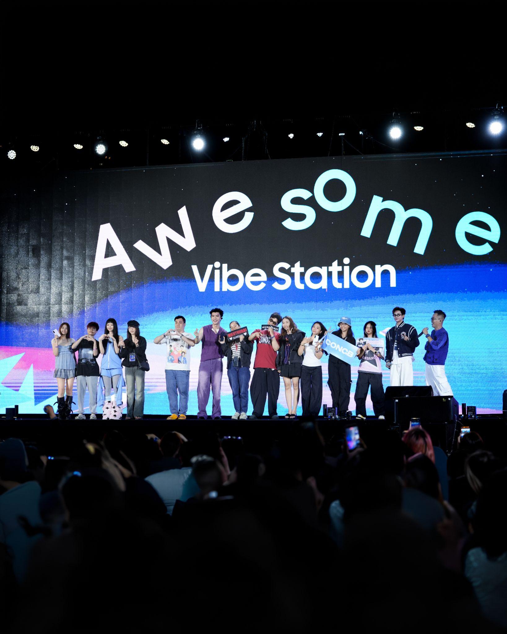 Awesome Vibe Station chính thức đổ bộ Hà Nội, người hâm mộ CONGB, Ánh Sáng AZA, buitruonglinh, Vương Bình đứng ngồi không yên- Ảnh 4. Awesome Vibe Station chính thức đổ bộ Hà Nội, người hâm mộ CONGB, Ánh Sáng AZA, buitruonglinh, Vương Bình đứng ngồi không yên- Ảnh 4.