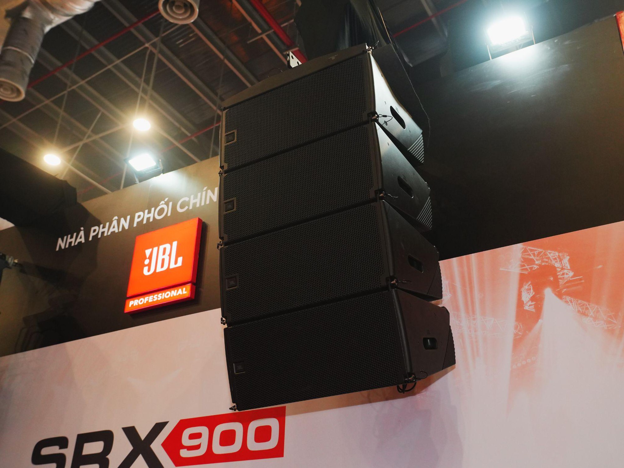 PGI tr&igrave;nh diễn giải ph&aacute;p AV chuy&ecirc;n nghiệp c&ugrave;ng JBL SRX900 tại PLASE Show- Ảnh 2.
