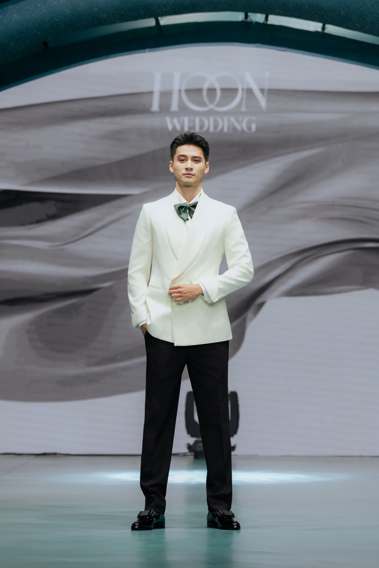 Nam Vương Tuấn Ngọc g&acirc;y ch&uacute; &yacute; với tuxedo may đo thủ c&ocirc;ng hơn 360 giờ chế t&aacute;c- Ảnh 9.