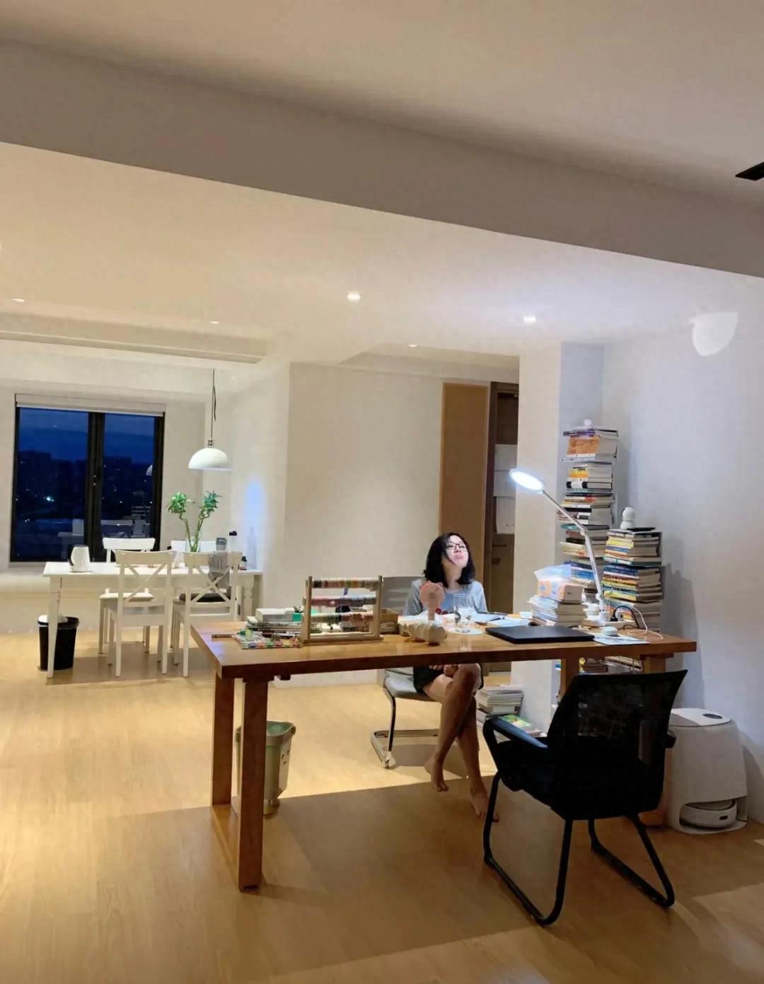 Căn nh&agrave; kh&ocirc;ng c&oacute; đồ decor cầu kỳ của gia đ&igrave;nh 3 người lại khiến nhiều người thừa nhận: &ldquo;Đ&acirc;y mới l&agrave; gi&agrave;u thật sự&rdquo;!- Ảnh 1.
