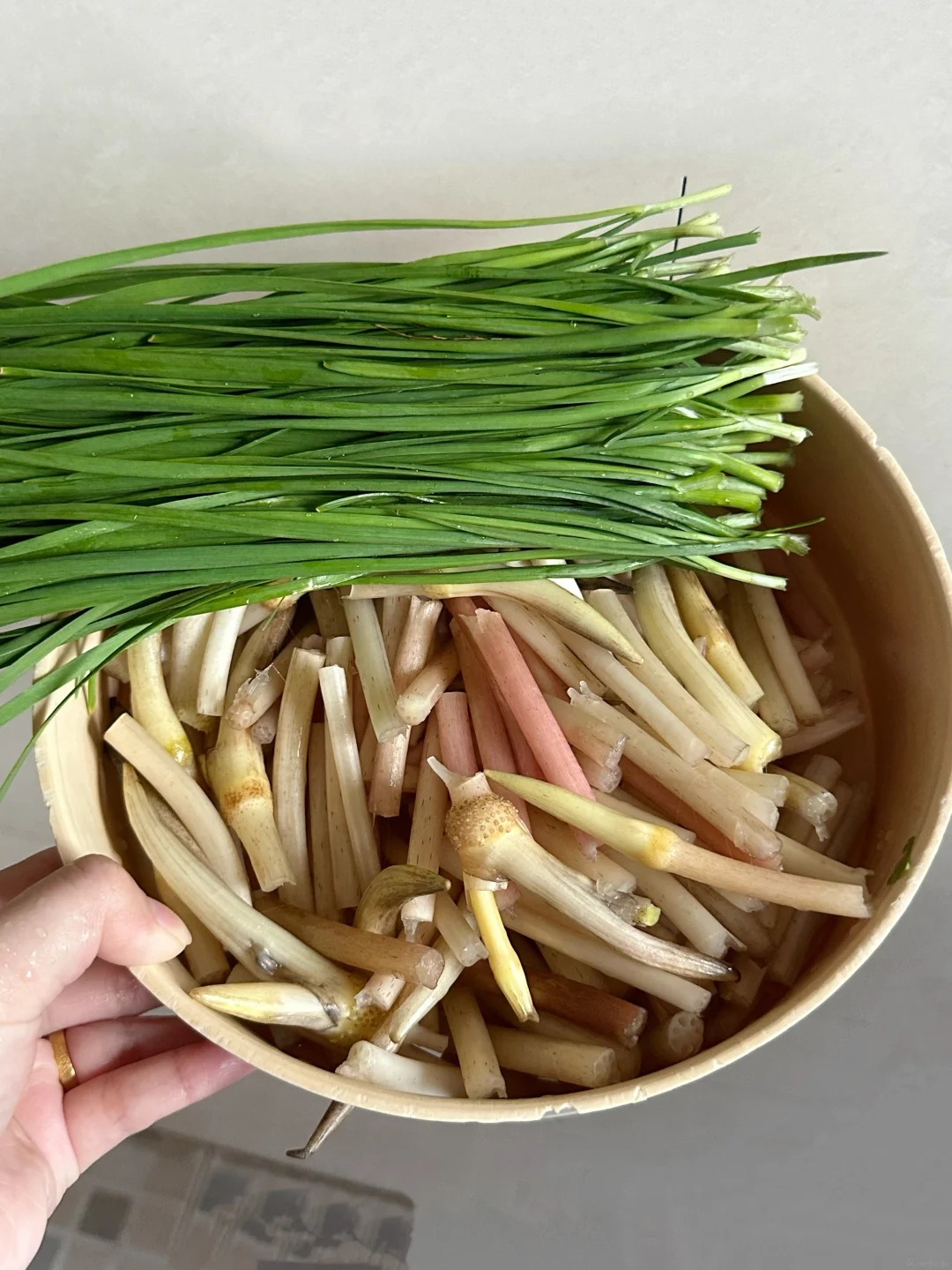 Đi chợ thấy loại rau n&agrave;y nhất định phải mua: X&agrave;o với hẹ 5 ph&uacute;t ra m&oacute;n ngon "tốn cơm", người s&agrave;nh ăn mới biết - Ảnh 2.