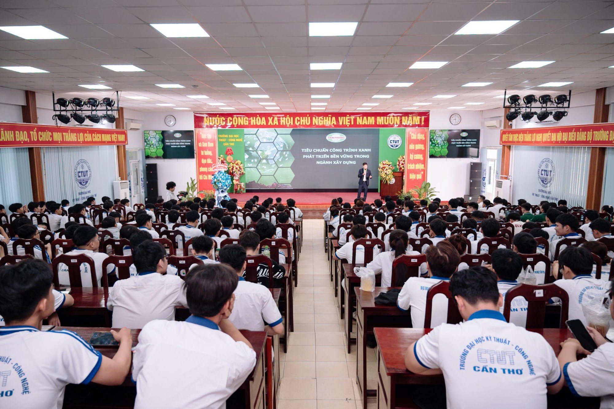 Univers Tour Tiền Phong Nam kết nối sinh vi&ecirc;n Cần Thơ với xu hướng vật liệu xanh- Ảnh 3.