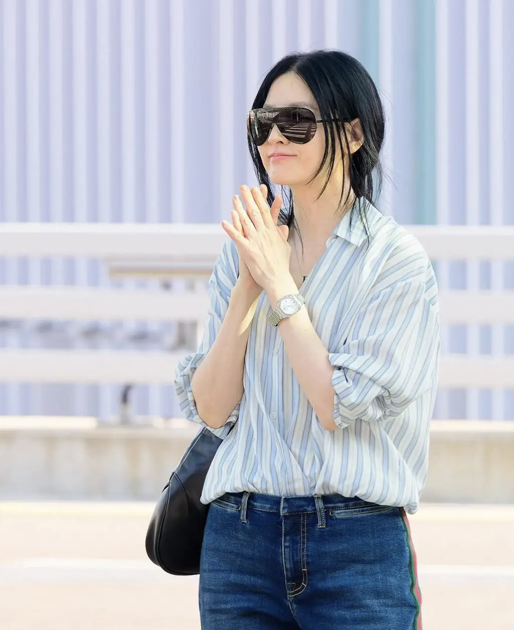 Lee Young Ae l&agrave;m b&ugrave;ng nổ phong c&aacute;ch "thảnh thơi" kiểu mới: Sơ mi kẻ sọc + quần jeans + t&oacute;c đu&ocirc;i ngựa thấp, vừa sang vừa trẻ ra cả chục tuổi- Ảnh 5.