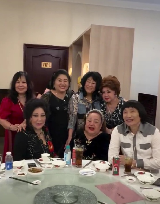 B&agrave; tr&ugrave;m quyền lực từ Mỹ về nước, gặp mặt hai NSND- Ảnh 2.