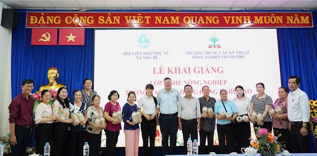 Từ những luống rau sạch đến kh&aacute;t vọng đổi đời của phụ nữ Nh&agrave; B&egrave; - Ảnh 4.