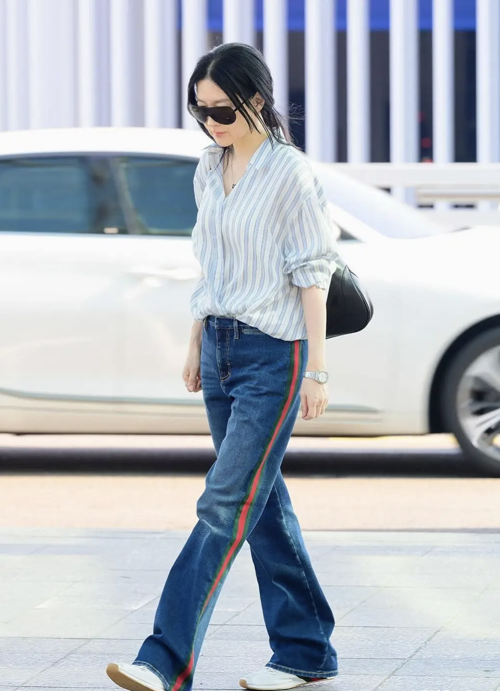 Lee Young Ae l&agrave;m b&ugrave;ng nổ phong c&aacute;ch "thảnh thơi" kiểu mới: Sơ mi kẻ sọc + quần jeans + t&oacute;c đu&ocirc;i ngựa thấp, vừa sang vừa trẻ ra cả chục tuổi- Ảnh 1.