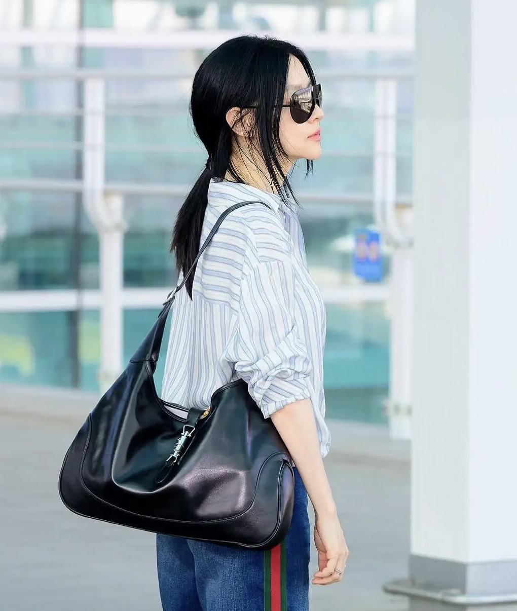 Lee Young Ae l&agrave;m b&ugrave;ng nổ phong c&aacute;ch "thảnh thơi" kiểu mới: Sơ mi kẻ sọc + quần jeans + t&oacute;c đu&ocirc;i ngựa thấp, vừa sang vừa trẻ ra cả chục tuổi- Ảnh 3.
