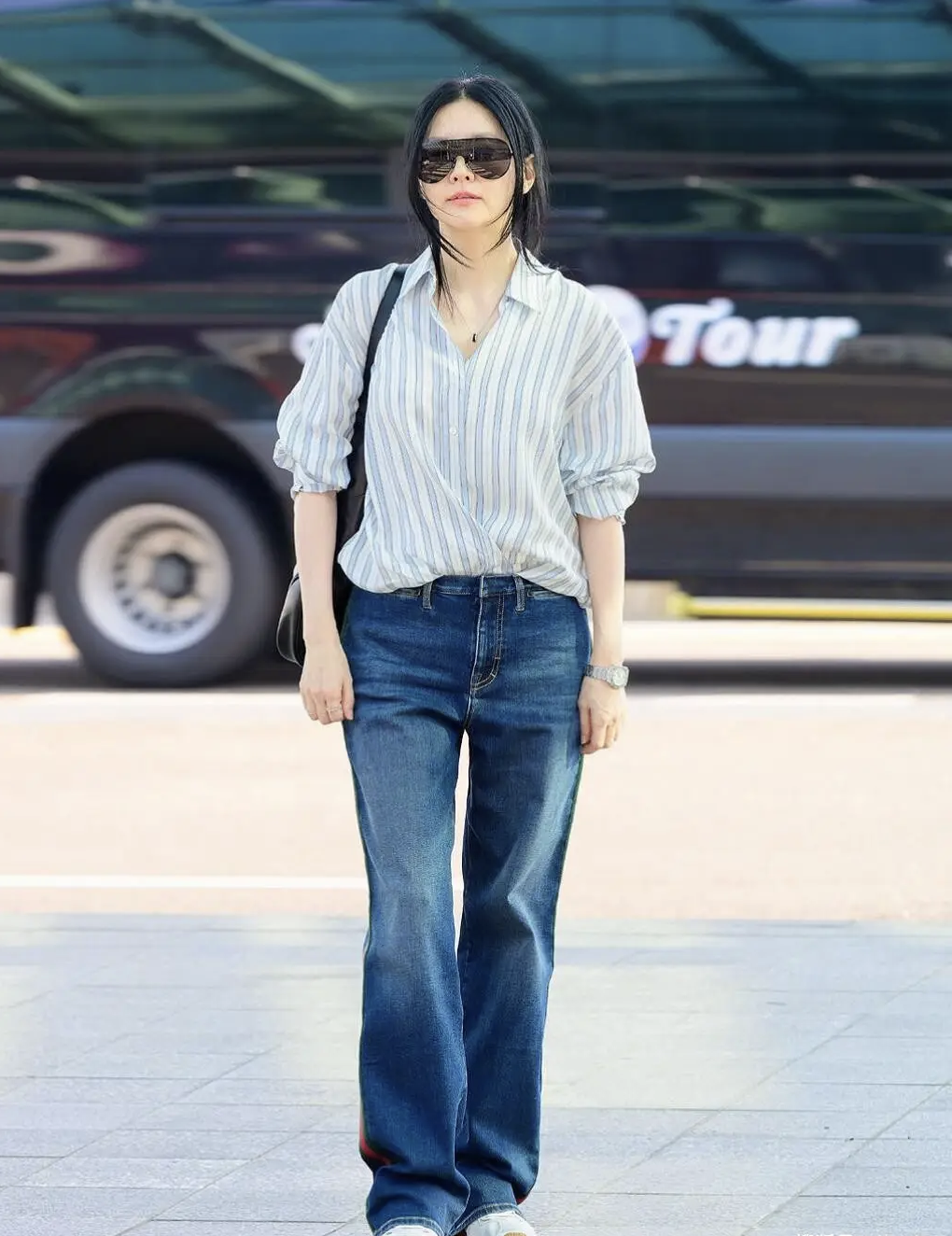 Lee Young Ae l&agrave;m b&ugrave;ng nổ phong c&aacute;ch "thảnh thơi" kiểu mới: Sơ mi kẻ sọc + quần jeans + t&oacute;c đu&ocirc;i ngựa thấp, vừa sang vừa trẻ ra cả chục tuổi- Ảnh 2.