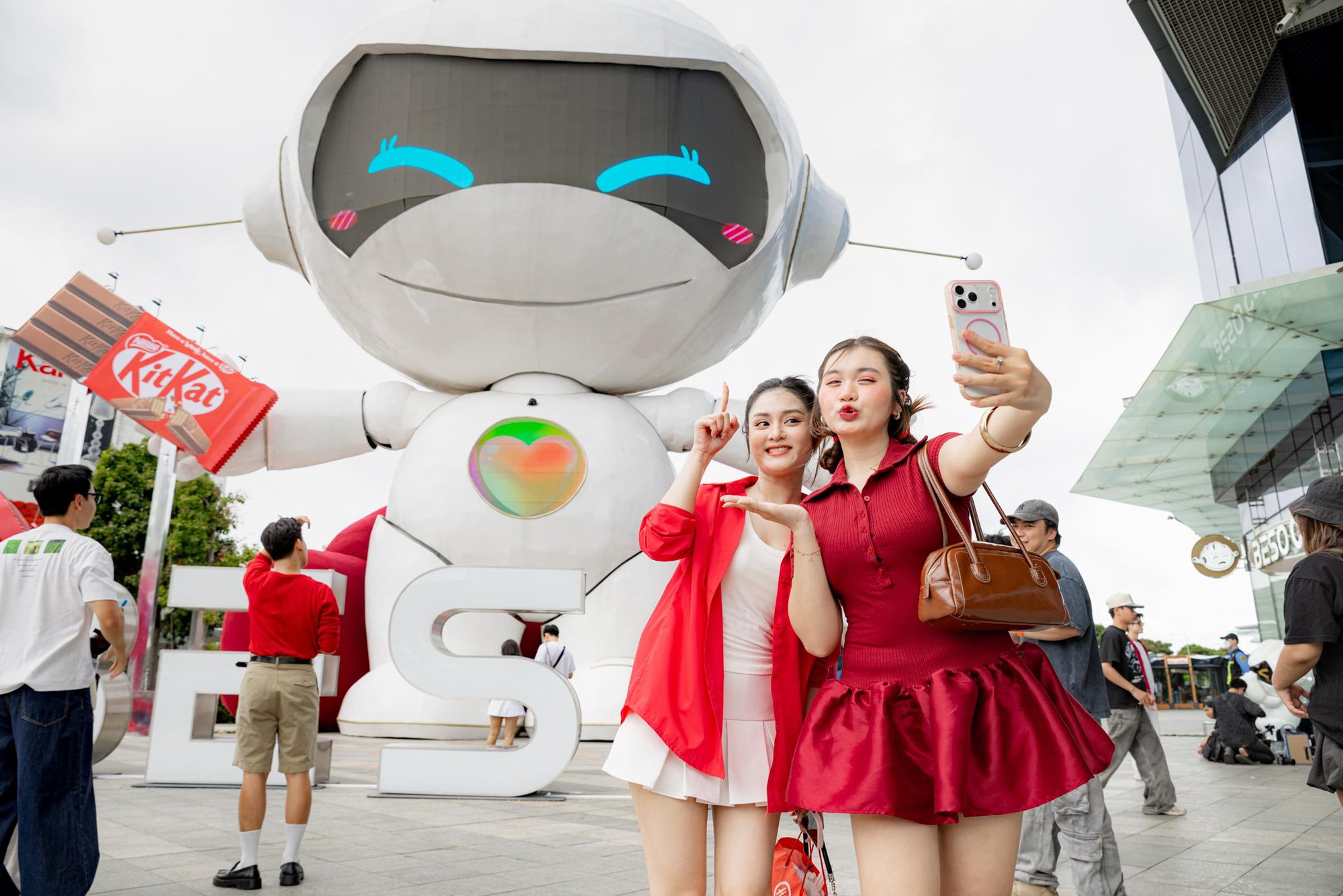 Chú robot tại Thiso Mall bất ngờ "đổi dáng", dân tình thi nhau kéo đến check-in- Ảnh 3. Chú robot tại Thiso Mall bất ngờ "đổi dáng", dân tình thi nhau kéo đến check-in- Ảnh 3.