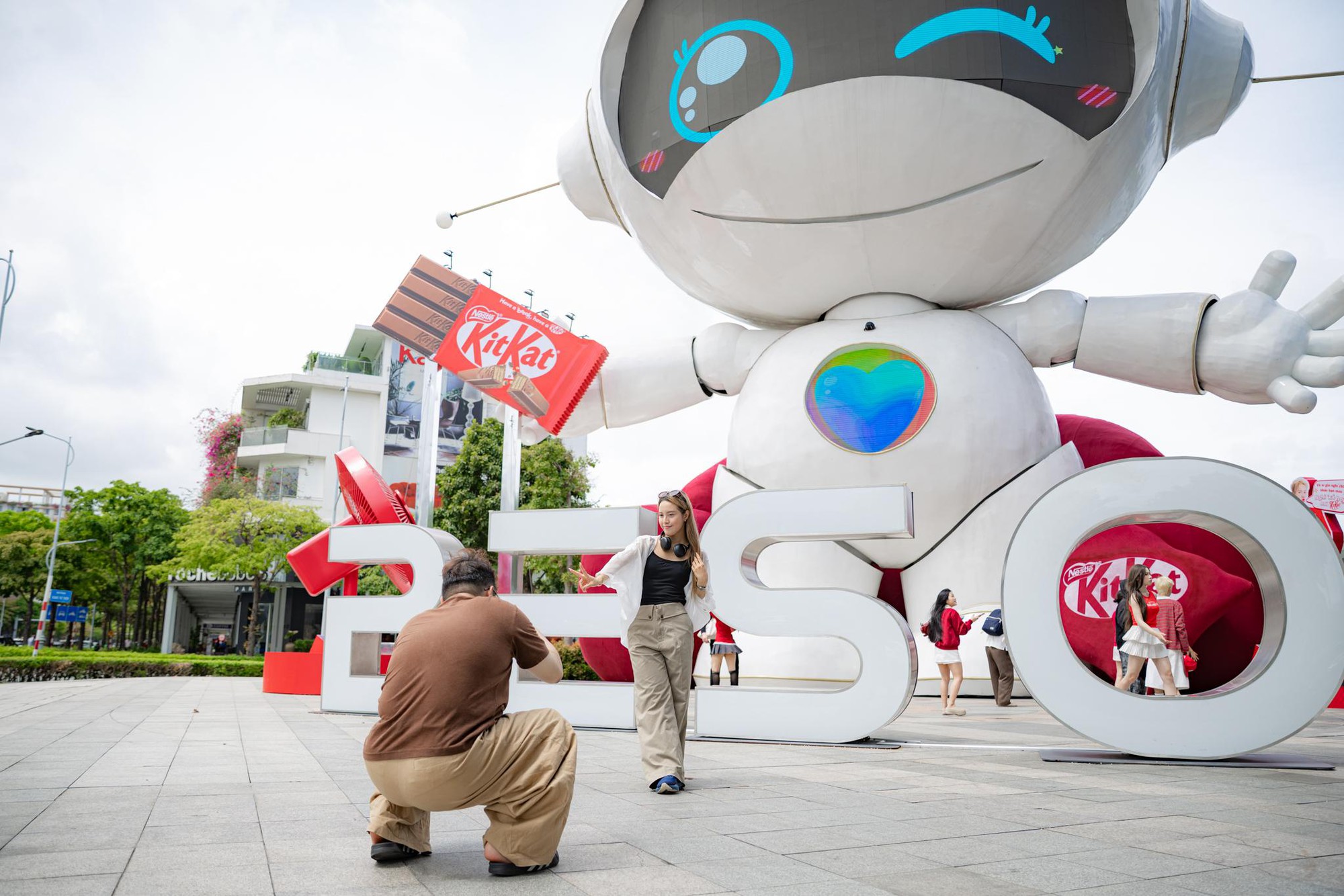 Chú robot tại Thiso Mall bất ngờ "đổi dáng", dân tình thi nhau kéo đến check-in- Ảnh 5. Chú robot tại Thiso Mall bất ngờ "đổi dáng", dân tình thi nhau kéo đến check-in- Ảnh 5.