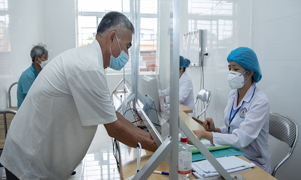 Sức bật mới cho y tế to&agrave;n d&acirc;n: Th&agrave;nh phố Hồ Ch&iacute; Minh huy động to&agrave;n diện hệ thống y tế triển khai kh&aacute;m sức khỏe định kỳ cho người d&acirc;n - Ảnh 2.