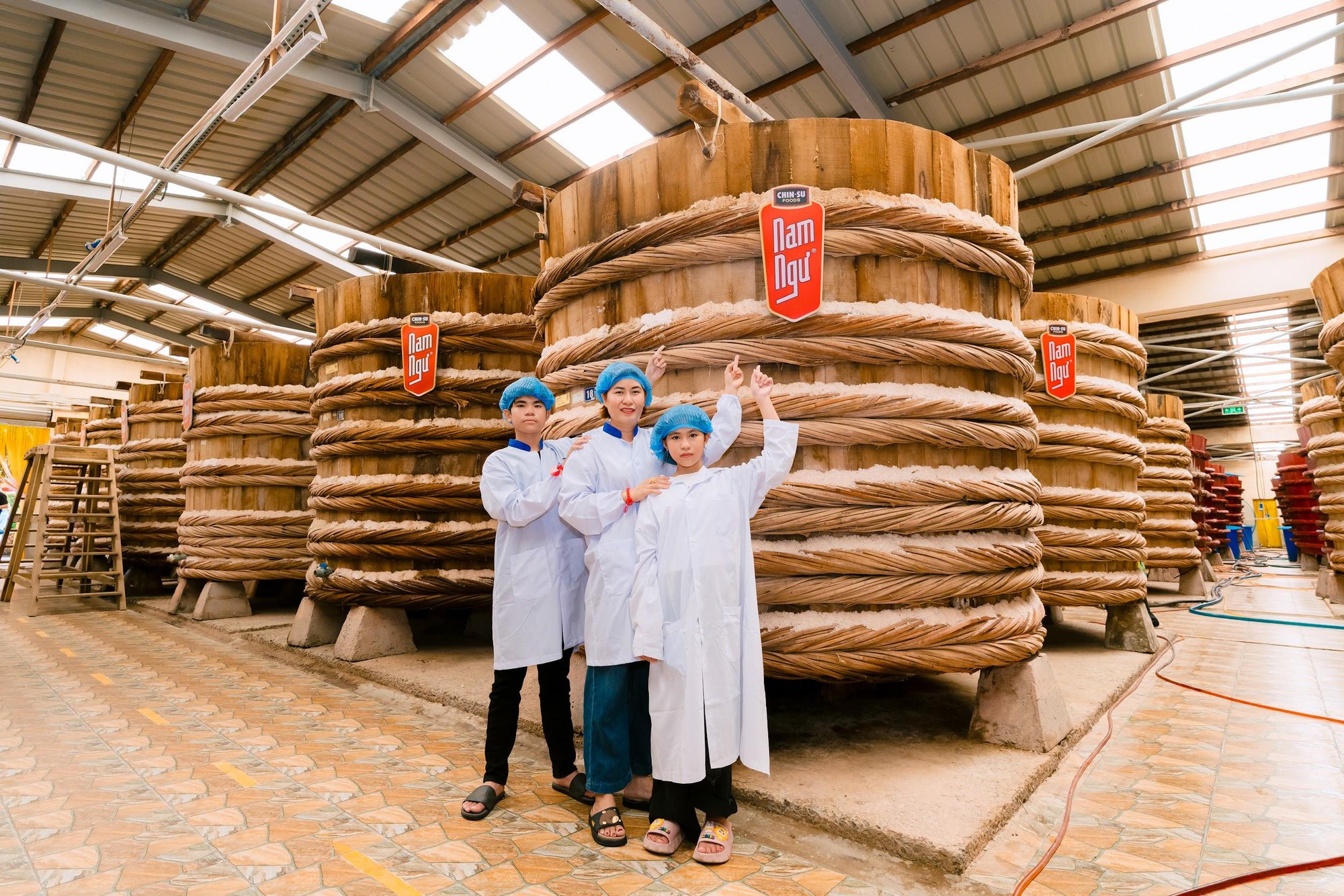 Kh&aacute;m ph&aacute; nh&agrave; th&ugrave;ng nước mắm Nam Ngư: Tưởng kh&ocirc;ng to m&agrave; to hơn tưởng tượng- Ảnh 2.