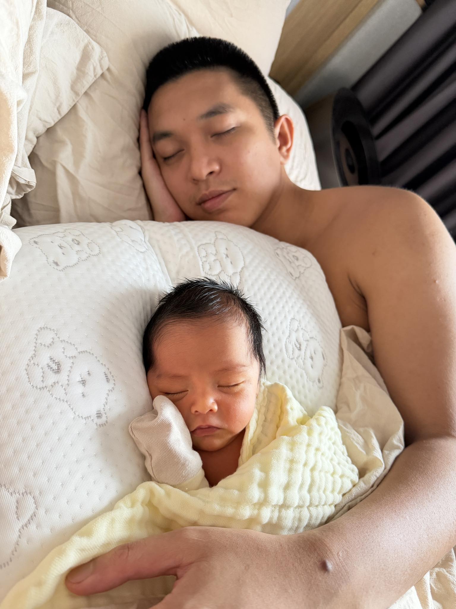Linda Ng&ocirc; l&agrave;m mẹ bỉm vẫn sang chảnh hết nấc, nh&igrave;n Phong Đạt chăm con mới hiểu v&igrave; sao c&ocirc; hồi phục nhanh đến vậy- Ảnh 9.
