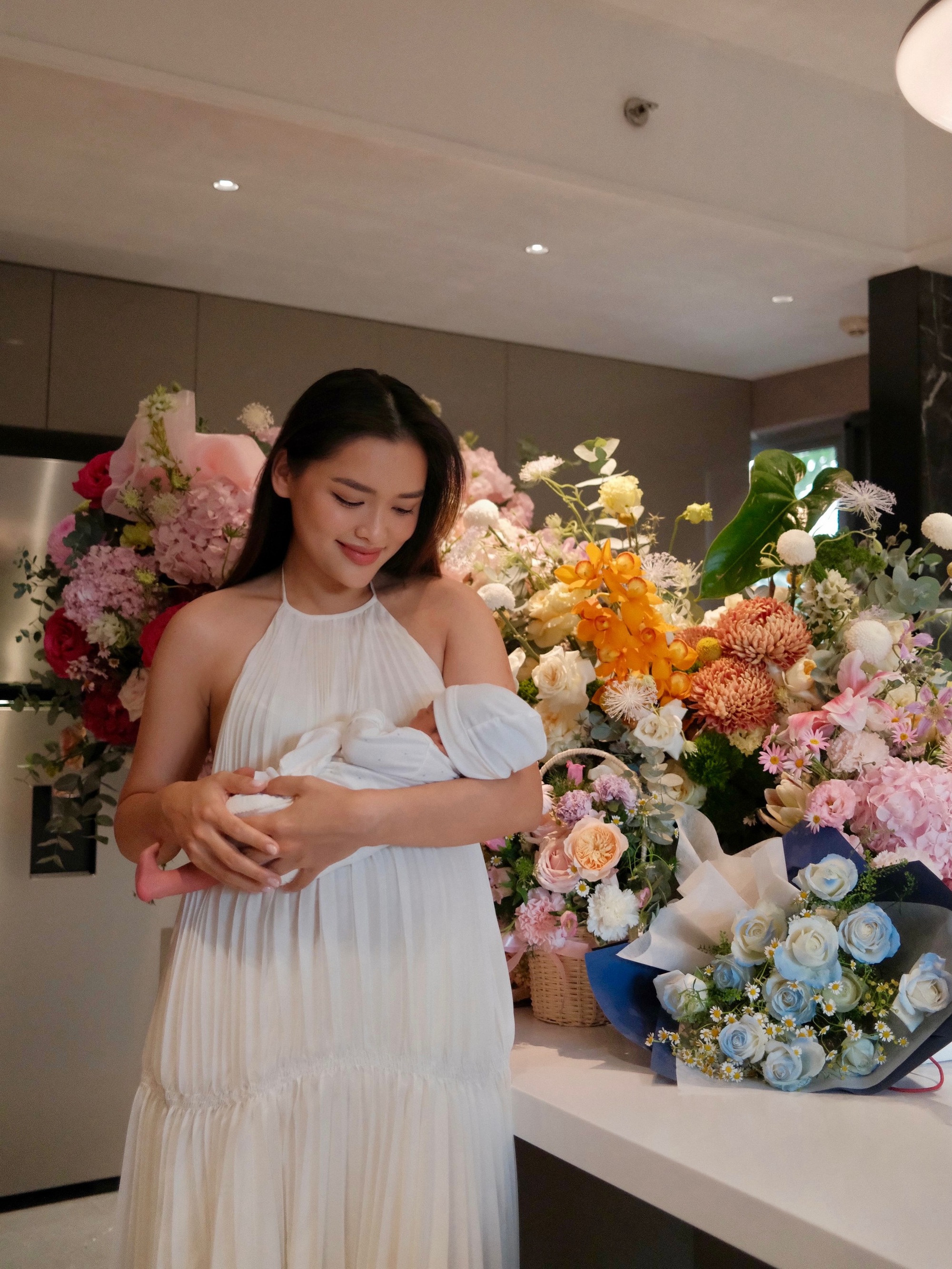 Linda Ng&ocirc; l&agrave;m mẹ bỉm vẫn sang chảnh hết nấc, nh&igrave;n Phong Đạt chăm con mới hiểu v&igrave; sao c&ocirc; hồi phục nhanh đến vậy- Ảnh 3.