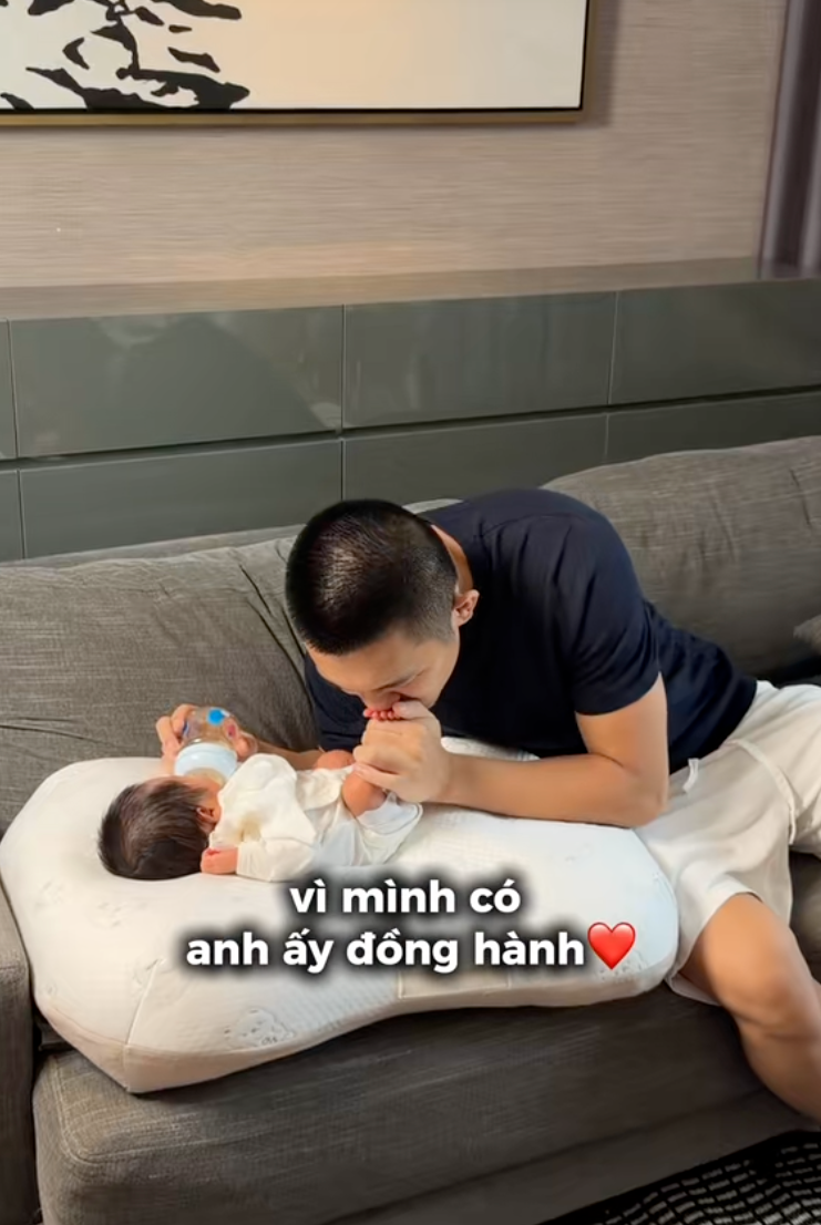 Linda Ng&ocirc; l&agrave;m mẹ bỉm vẫn sang chảnh hết nấc, nh&igrave;n Phong Đạt chăm con mới hiểu v&igrave; sao c&ocirc; hồi phục nhanh đến vậy- Ảnh 5.