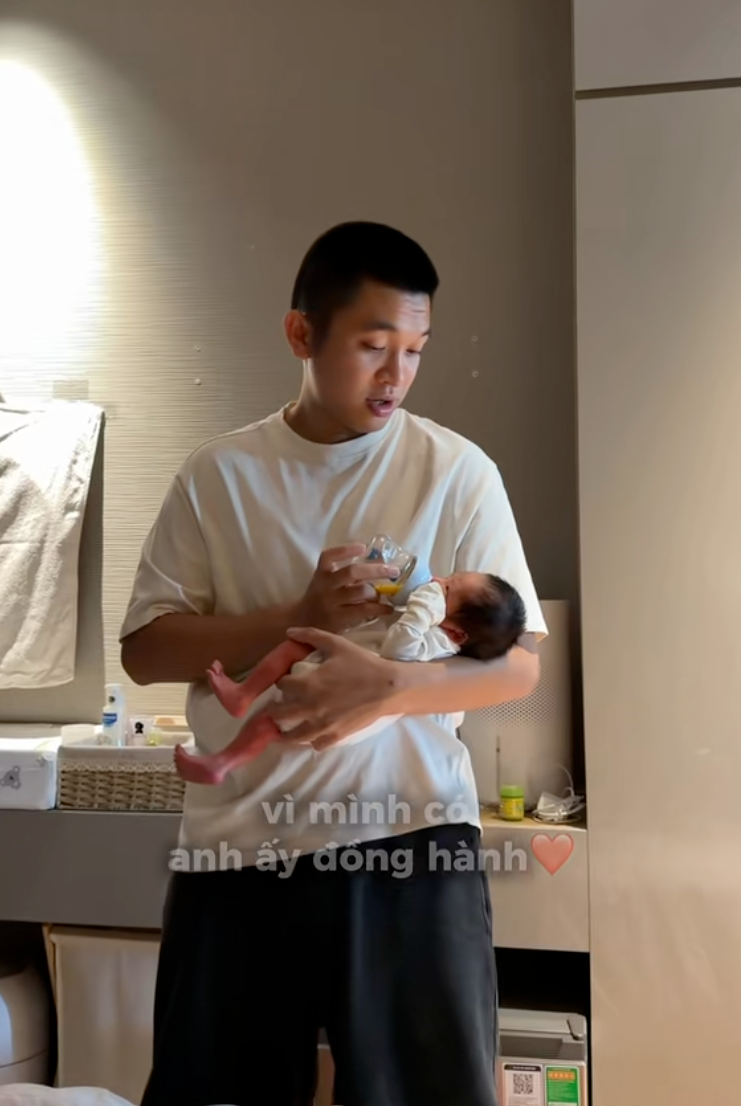 Linda Ng&ocirc; l&agrave;m mẹ bỉm vẫn sang chảnh hết nấc, nh&igrave;n Phong Đạt chăm con mới hiểu v&igrave; sao c&ocirc; hồi phục nhanh đến vậy- Ảnh 7.
