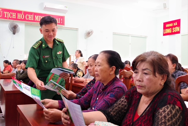 Tuy&ecirc;n truyền Luật Bi&ecirc;n ph&ograve;ng Việt Nam lan tỏa tr&aacute;ch nhiệm bảo vệ chủ quyền an ninh bi&ecirc;n giới lãnh th&ocirc;̉ của Tổ quốc - Ảnh 3.