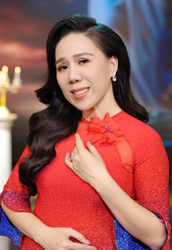 Nữ ca sĩ danh tiếng bị chê bai nhan sắc: "Các chị ở hải ngoại đều xinh đẹp hơn tôi" - Ảnh 2.