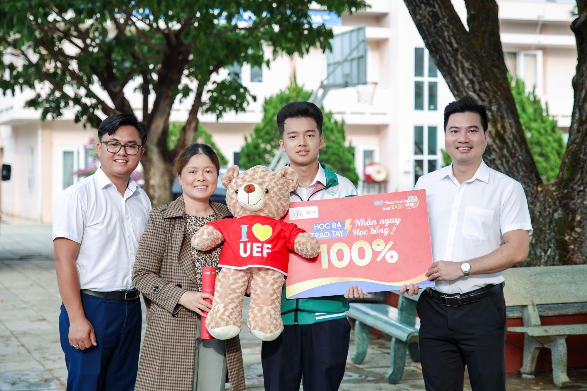 H&agrave;nh tr&igrave;nh UEF đến 300 trường THPT, tặng 2.000 suất học bổng cho th&iacute; sinh- Ảnh 2.