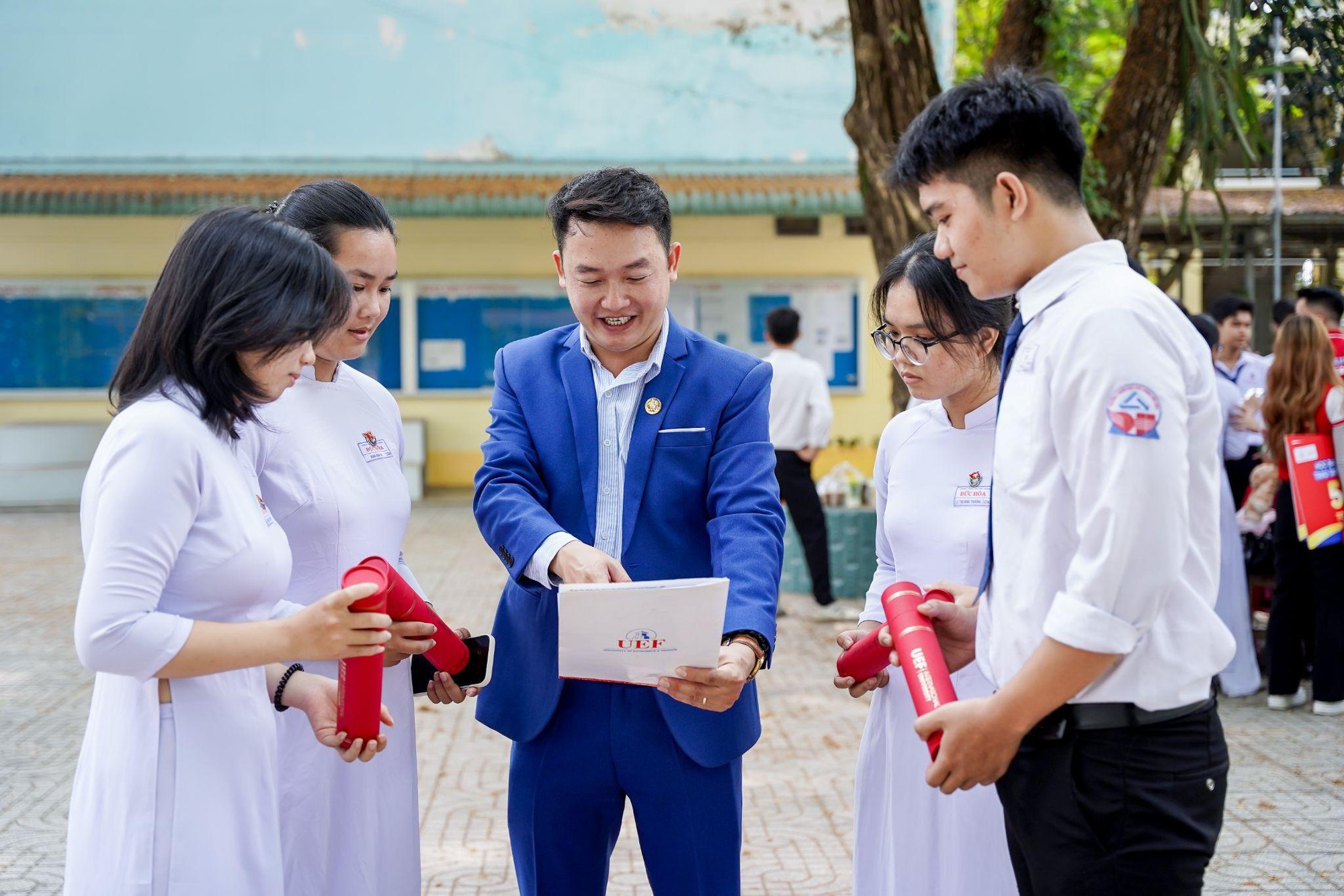 H&agrave;nh tr&igrave;nh UEF đến 300 trường THPT, tặng 2.000 suất học bổng cho th&iacute; sinh- Ảnh 4.