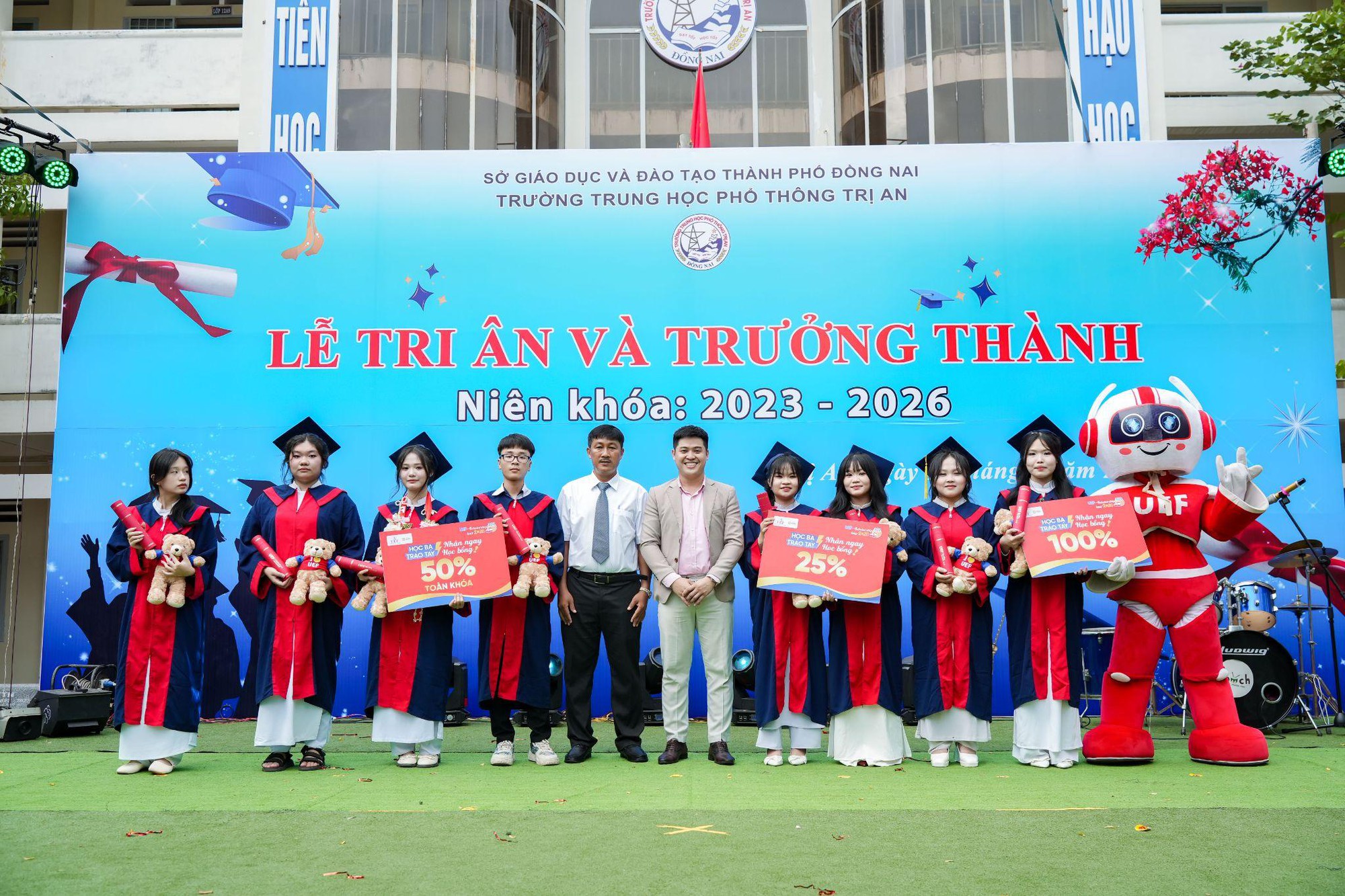 H&agrave;nh tr&igrave;nh UEF đến 300 trường THPT, tặng 2.000 suất học bổng cho th&iacute; sinh- Ảnh 5.