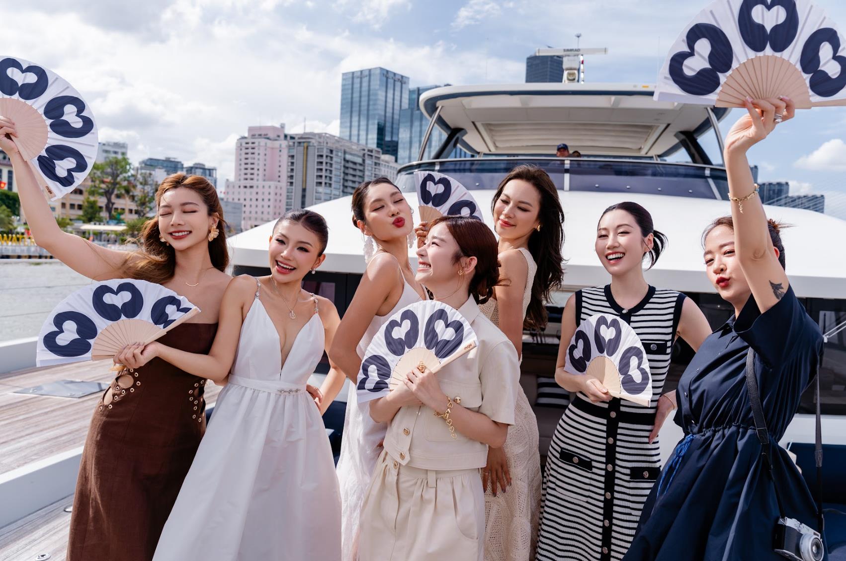 Maje c&ugrave;ng d&agrave;n IT girl đ&oacute;n Xu&acirc;n - H&egrave; 2026 tr&ecirc;n du thuyền- Ảnh 8.